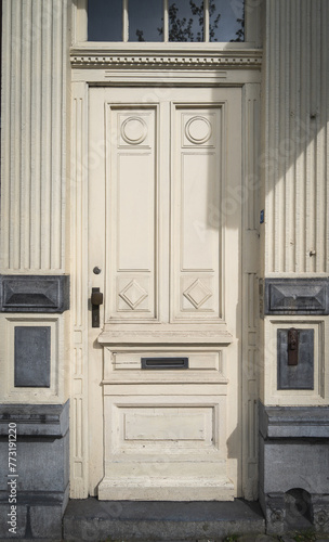 Porte blanche d'une belle maison en Belgique - Europe