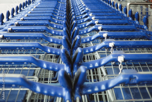 Einkaufswagen aufgereiht - Concept - Background - Supermarkt - Leer - Shopping - Metal - Close Up - Shopping Cart - Copy Space - High quality photo	