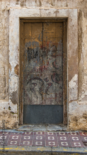 Porte ancienne taguée à Tarifa, Andalousie, Espagne