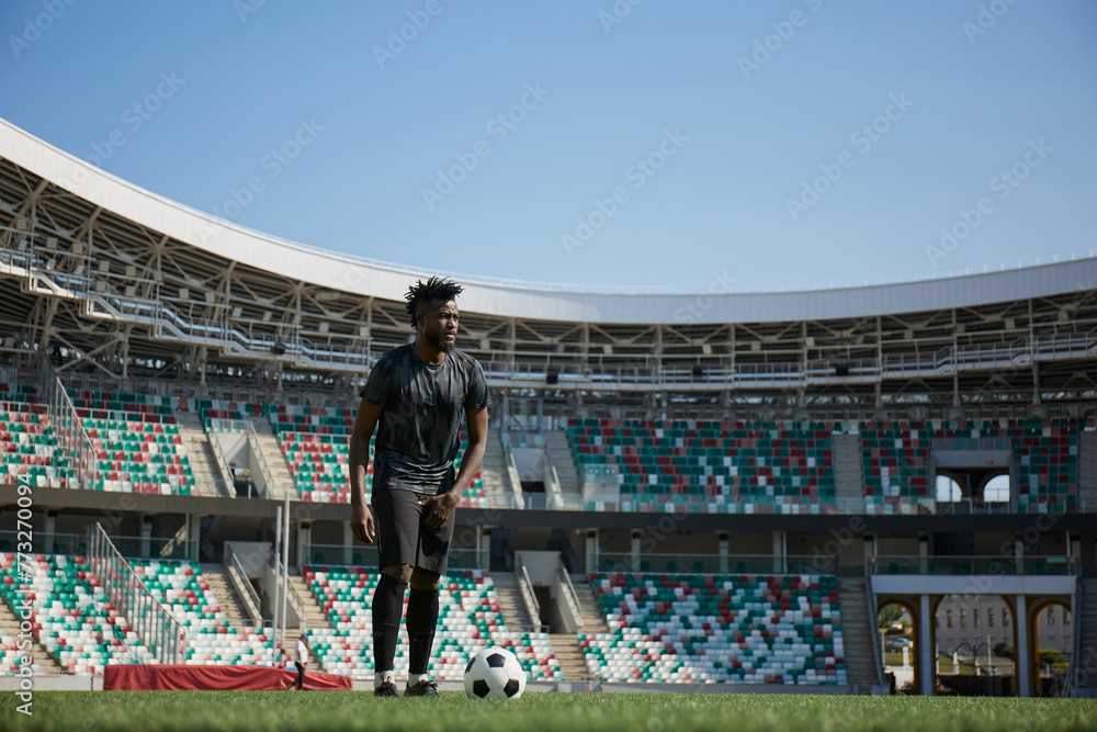 Obraz premium African American soccer player during match inside large stadium