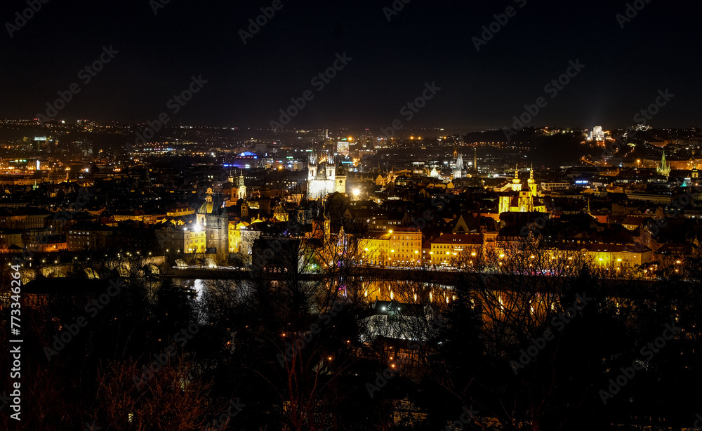 die Altstadt von Prag vom Petrin Hügel aus bei Nacht