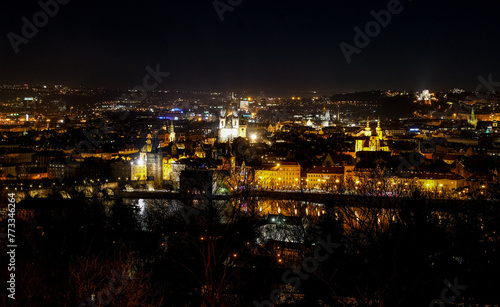 die Altstadt von Prag vom Petrin H  gel aus bei Nacht