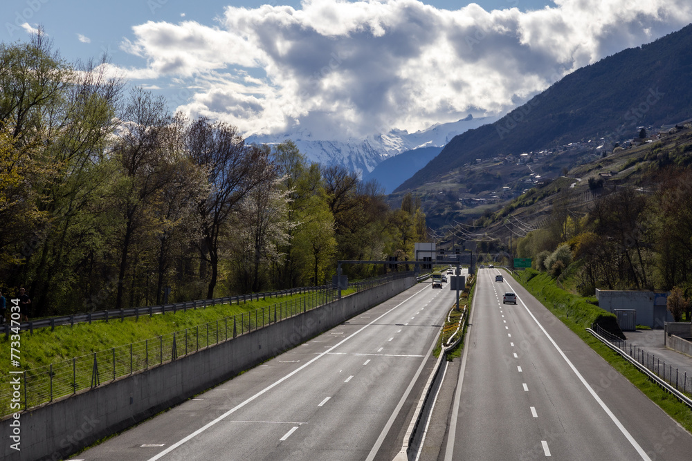 Fototapeta premium Autoroute en Valais dans les Alpes suisses