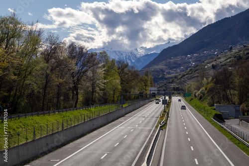 Autoroute en Valais dans les Alpes suisses