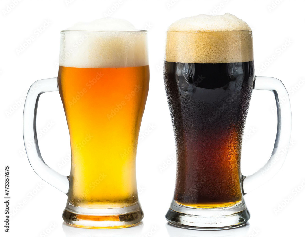 Dunkels und Helles Bier isoliert auf weißen Hintergrund, Freisteller Dunkels und Helles Bier isoliert auf weißen Hintergrund, Freisteller