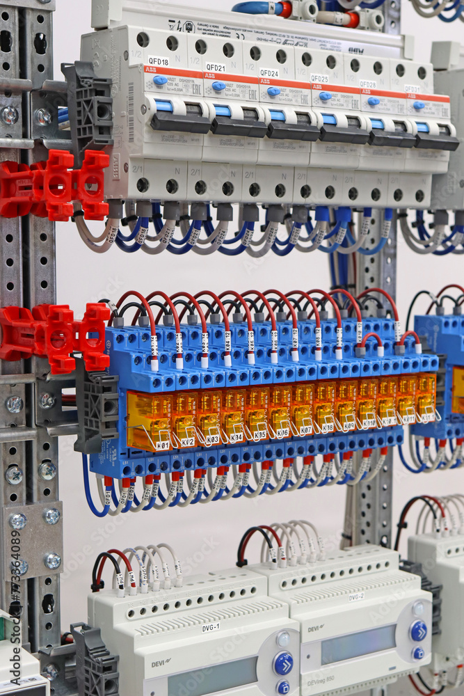 Foto de Electromagnetic relays for controlling electrical loads in an ...