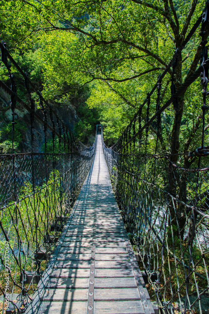 Obraz premium Taroko, Taiwan: May 27 2015: Breathtaking view along the trail of Taroko Canyan