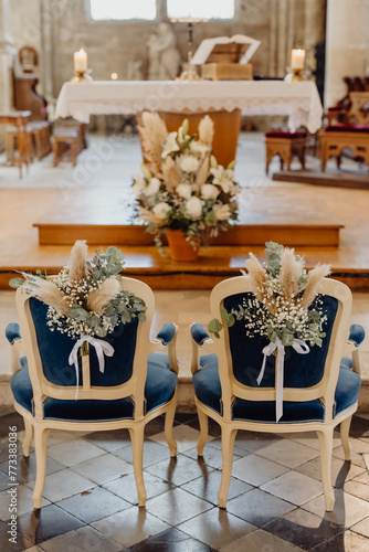 L'autel de l'église décoré pour la célébration du mariage photo