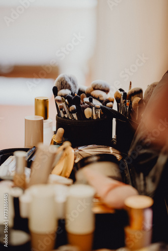 Pinceaux et accessoires pour le maquillage par la professionnelle