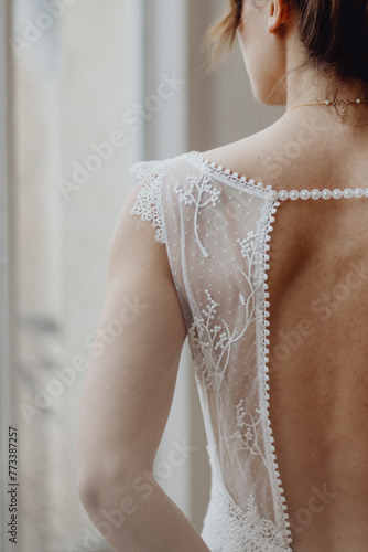 Détail sur la robe de la mariée de dos