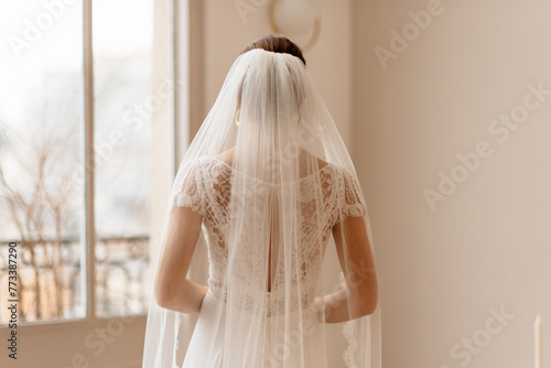 Mariée dans sa robe blanche portant son voile