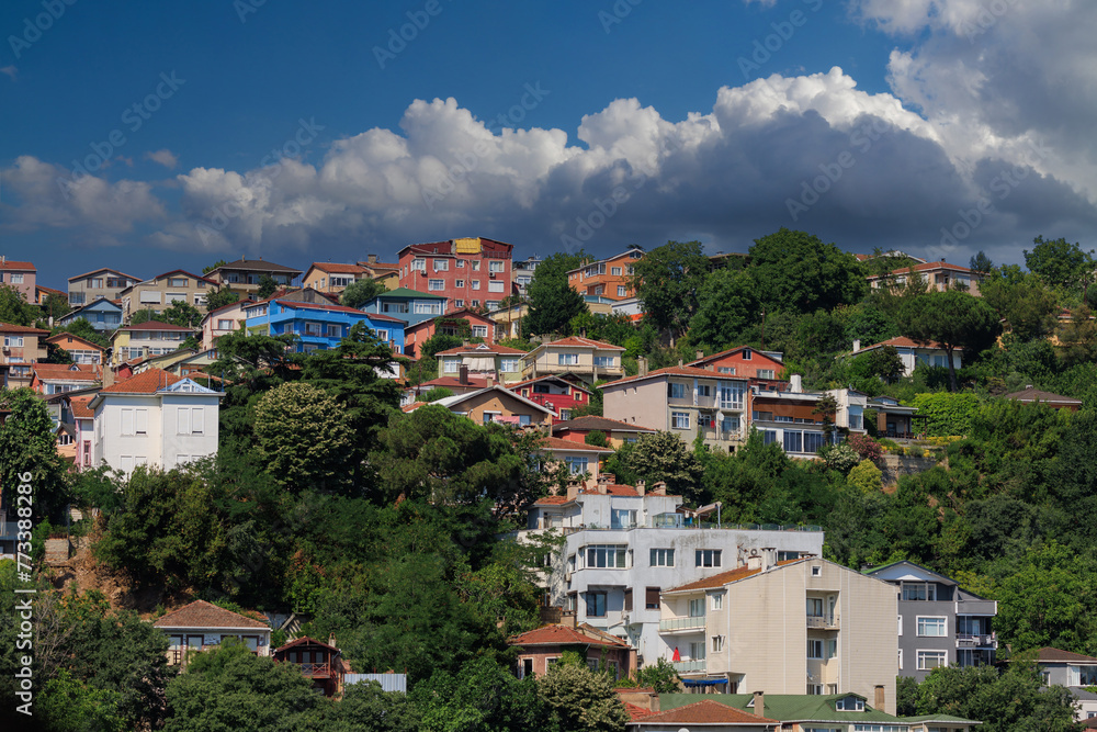 Obraz premium Beautiful houses and city streets of the southern city with green plants, public place in Turkey, on a summer sunny day