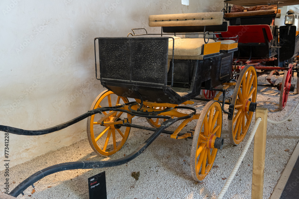 antique 4-wheel horse drawn carriage