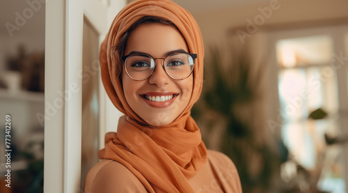 Portrait d'une belle femme musulmane portant un voile et des lunettes, heureuse et souriante, modèle de beauté.