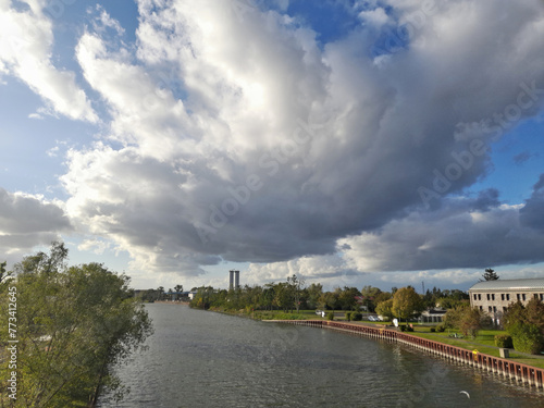 Wolkengebilde über Fluss © Alexander