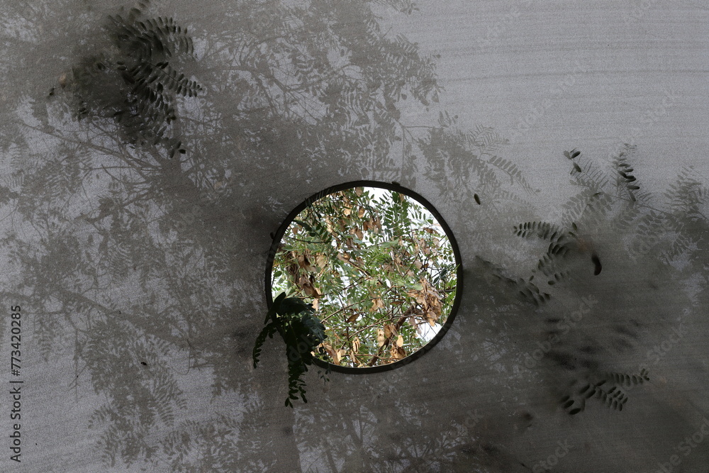 Obraz premium Canopy for protection from the hot sun in a city park.