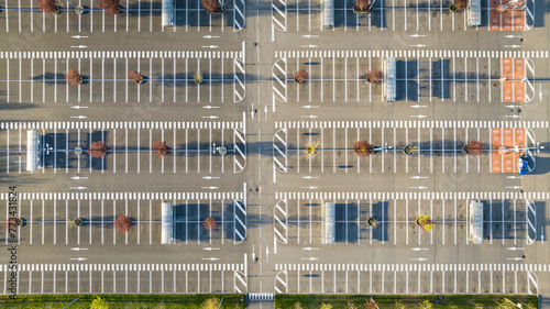 Parking vide de centre commercial vu d'en haut.