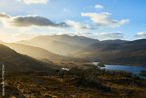 Atardecer Dorado en las Montañas: Un Espectáculo Natural de Luz y Sombra