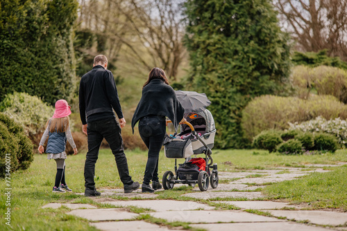 Rodzina z dzieckiem na spacerze w parku © Radosaw