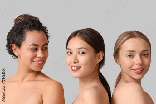 Beautiful young women on gr...