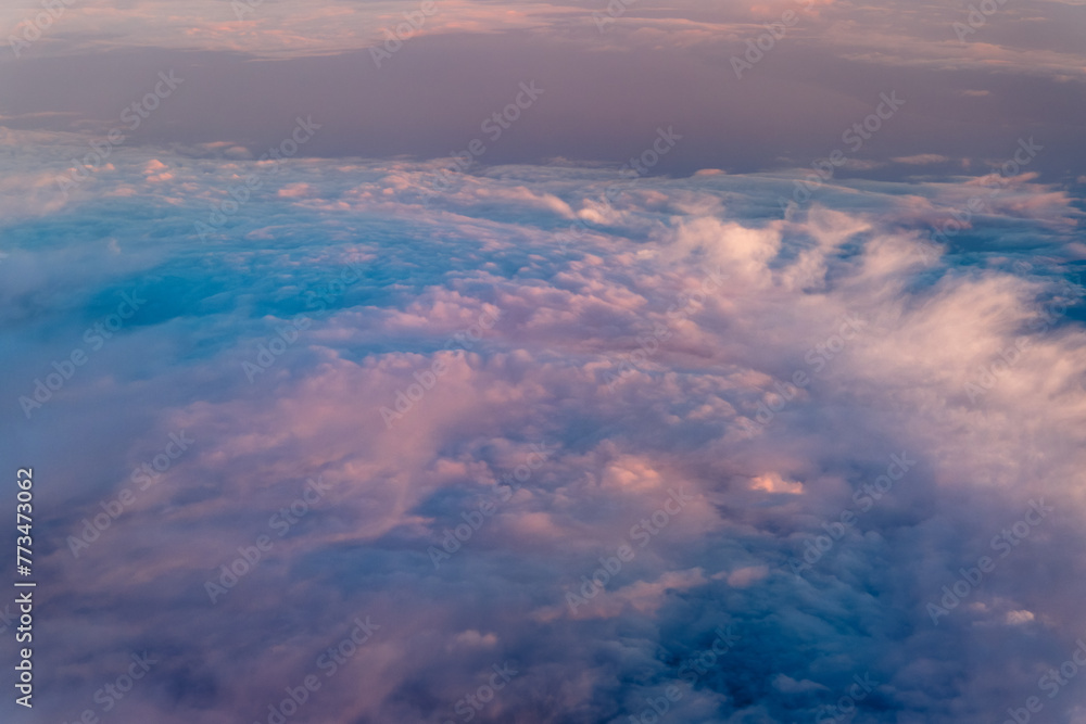 Formations de nuages au soleil couchant vues d'avion au-dessus de la Suède