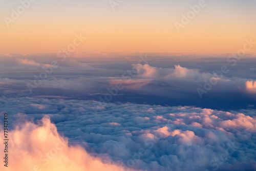 Formations de nuages au soleil couchant vues d'avion au-dessus de la Suède photo