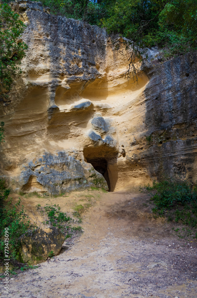 L'esterno delle grotte gialle di Bibbona