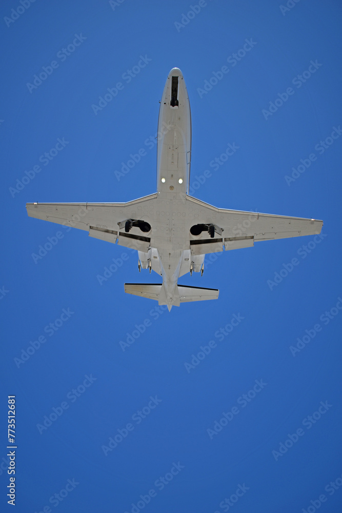 Obraz premium Plane White Underbelly airplane