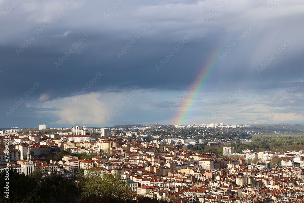 Arc en ciel au-dessus de la ville de Lyon, vue depuis la colline de Fourvière, ville de Lyon, département du Rhône, France Arc en ciel au-dessus de la ville de Lyon, vue depuis la colline de Fourvière, ville de Lyon, département du Rhône, France