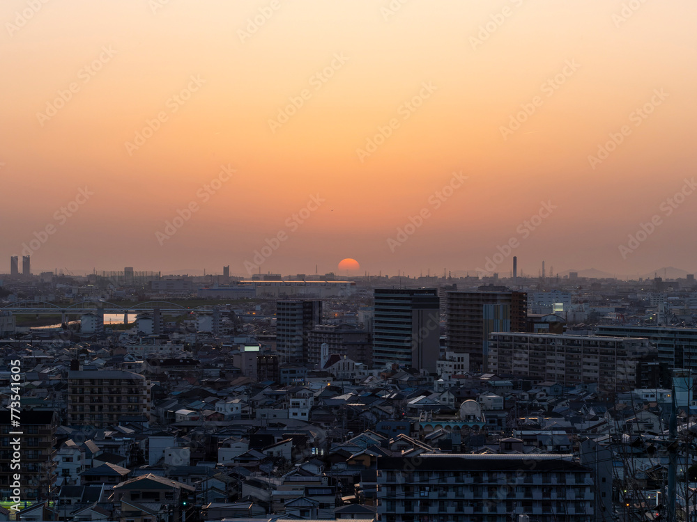 Obraz premium 街の向こうに沈む夕日