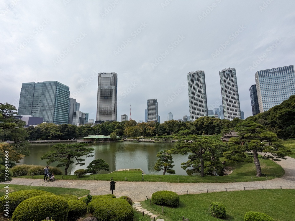 Obraz premium hama-rikyu gardens, these former imperial and shogunate gardens are a lesser-known oasis in the middle of the metropolis