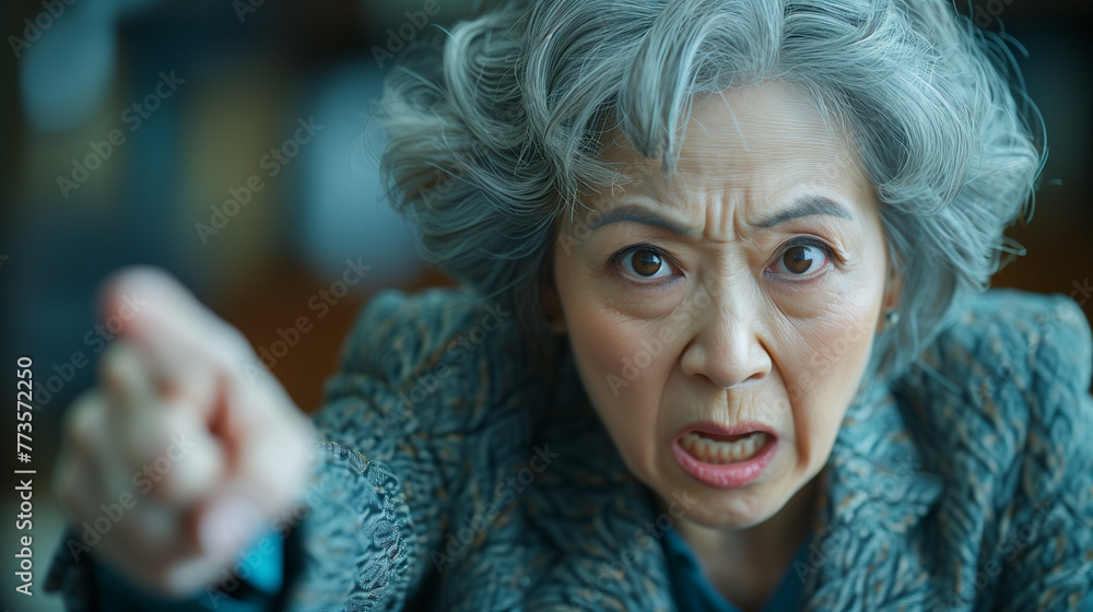 激高する中高年ビジネスウーマン 激高する中高年ビジネスウーマン