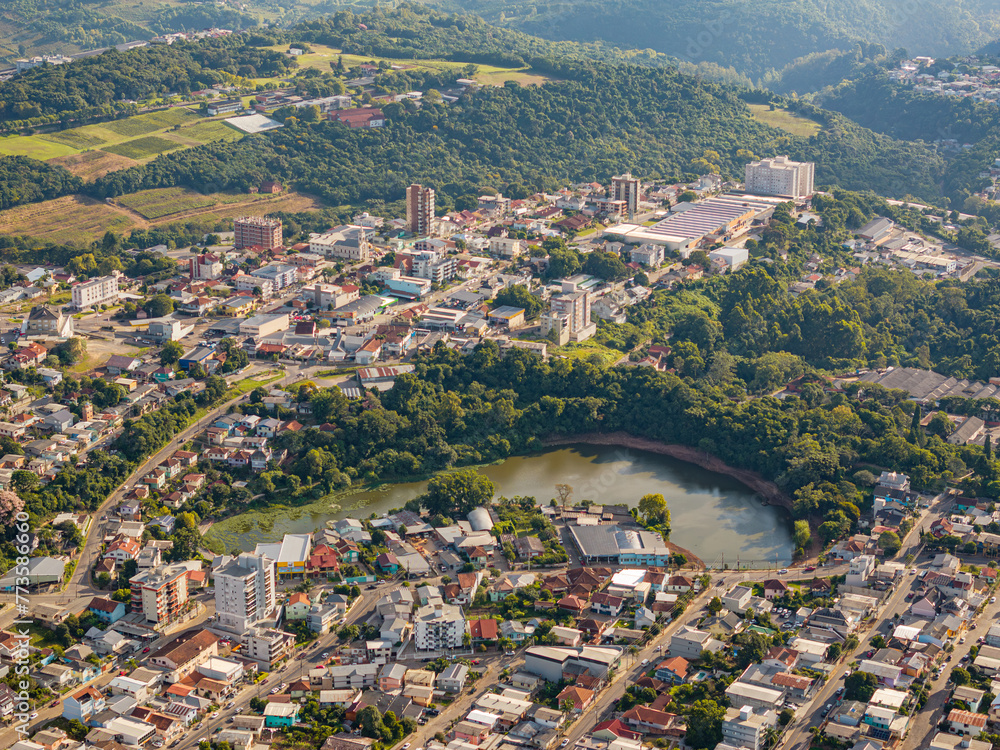 Imagem aérea da cidade de Bento Gonçalves, Rio Grande do Sul em 2024 ...