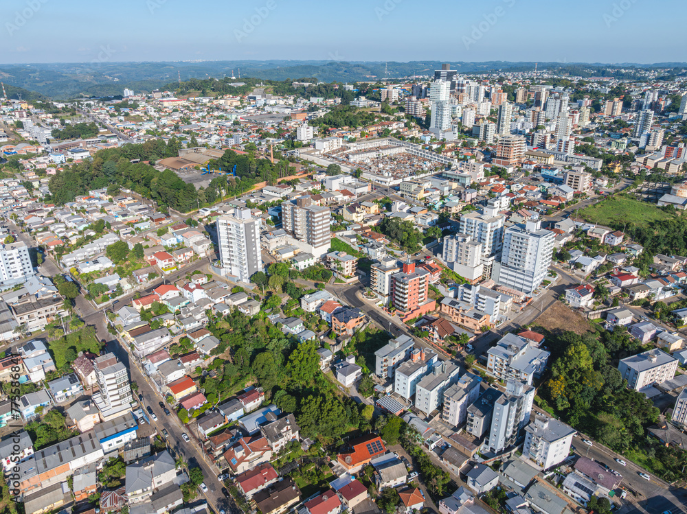 Naklejka premium Imagem aérea da cidade de Bento Gonçalves, Rio Grande do Sul em 2024. 