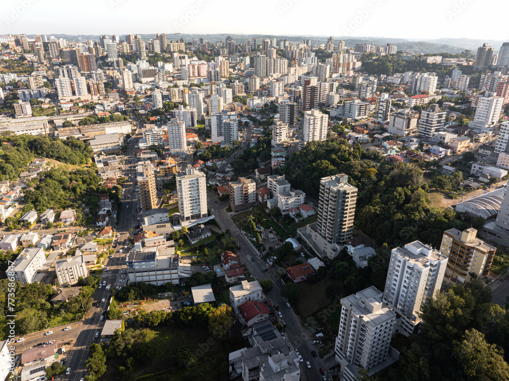 Imagem aérea da cidade de Bento Gonçalves, Rio Grande do Sul em 2024. 