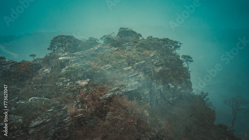 Rochas Paisagem Neblina Montanhas Natureza Amanhecer Serenidade Explora    o Mist  rio Fotografia Ambiente Silhueta Viagem C  u Bruma Camadas Reflex  o Beleza Vista Escarpas