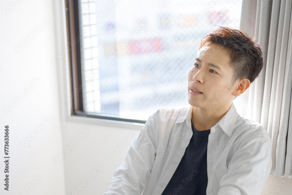 考える私服男性 考える私服男性