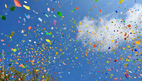 カラフルな紙吹雪。青空に舞う紙吹雪のイメージ素材。colorful confetti. Image material of confetti dancing in the blue sky.