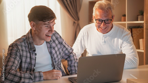 Fotografie Family leisure internet bidding online auction