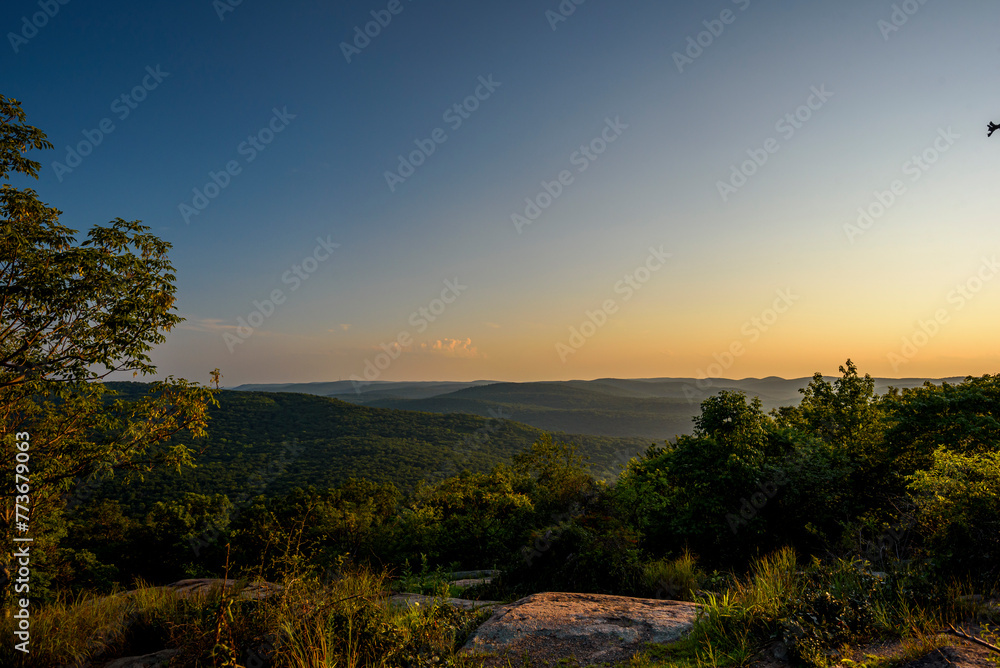 Obraz premium Hot Day on Bear Mountain