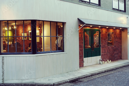 おしゃれな雰囲気の店の外観