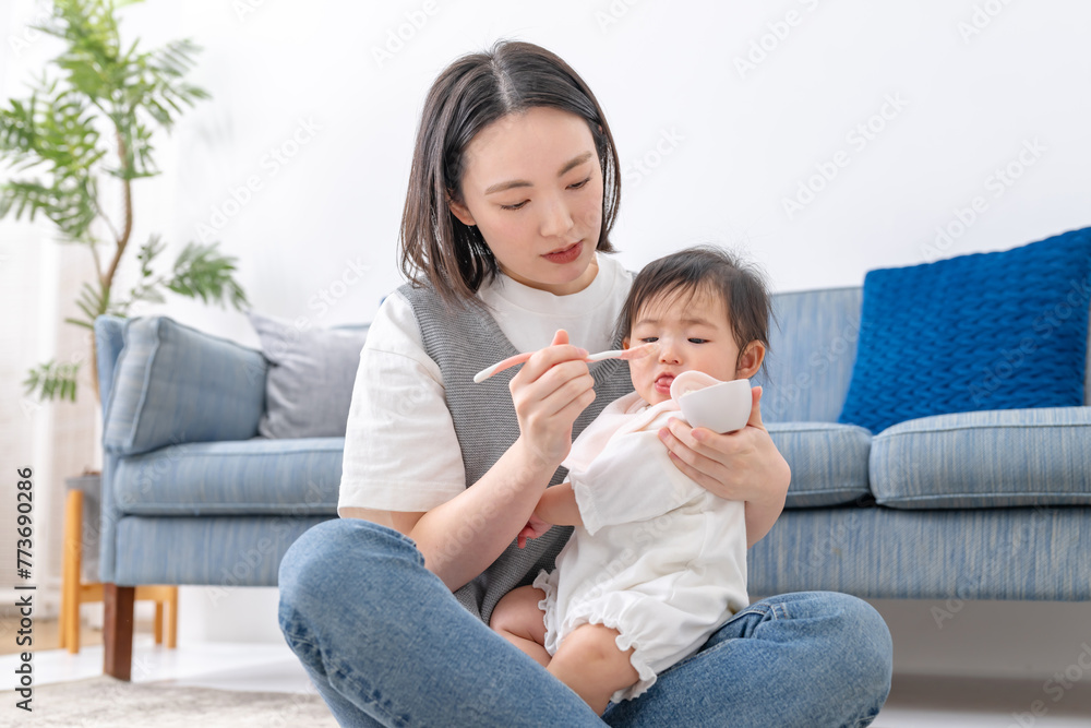 離乳食を食べる赤ちゃん 離乳食を食べる赤ちゃん
