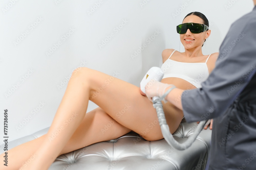 Φωτογραφία Young woman making body hair removal laser depilation in beauty center