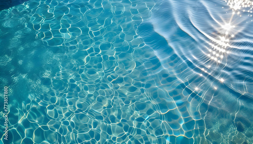 A close-up of the rippling and sparkling water surface of the pool seen from directly above. 真上から見た一面の波打って輝くプールの水面のクローズアップ