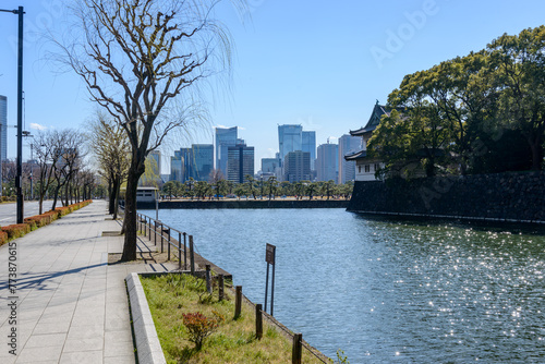 皇居前広場から見た皇居のお濠と霞ヶ関方面、高層ビル群 photo