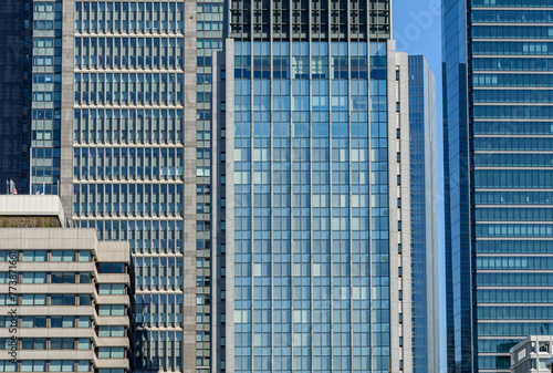 東京・丸の内のオフィスビル群、都市風景