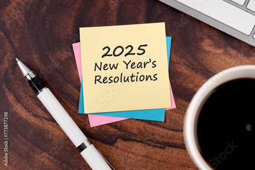 2025 New Year's resolutions text on adhesive note