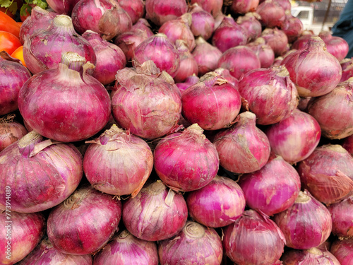 a pile of onions © Muzzammil