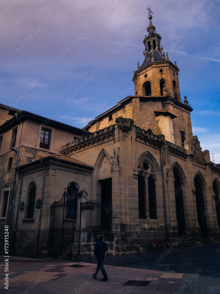 Fotografía de una iglesia en el Casco Viejo de Vitoria-Gazteiz al atardecer.
