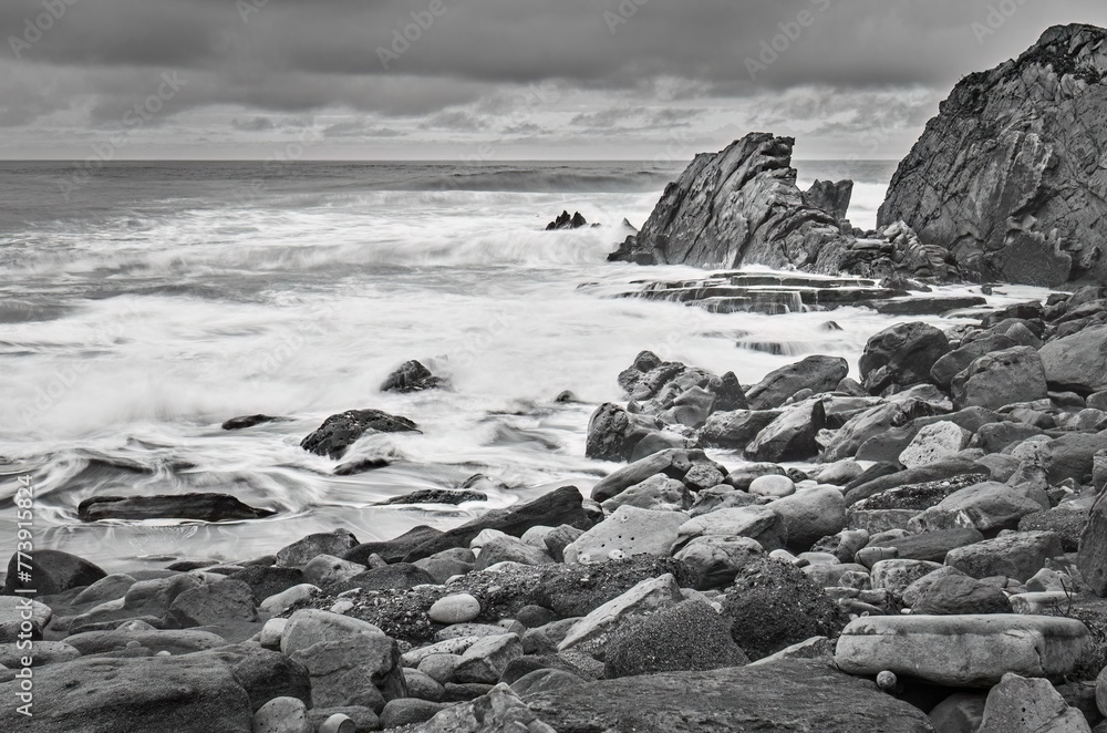 Violent Coast - Fotografía de la playa de Azkorri, en Getxo, durante un temporal, en blanco y negro
